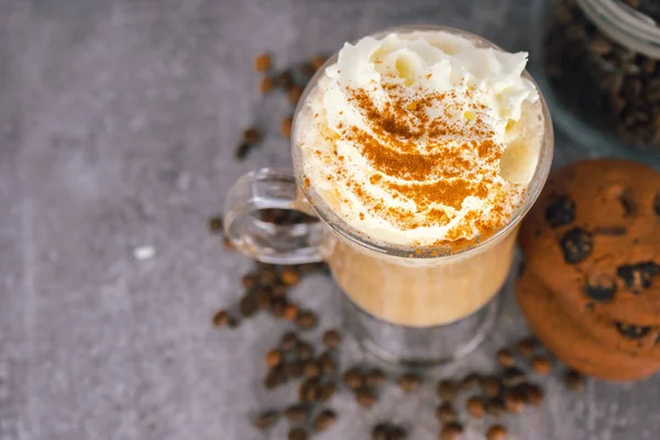 Mrożona kawa karmelowa latte w wysokiej szklance z bitą śmietaną. — Zdjęcie stockowe