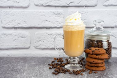 Büyük bardakta buzlu karamel latte kahve şerbetli ve kremalı..