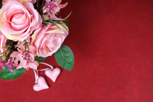 Rose Rosa Bouquet Cuori San Valentino Sfondo Rosso Vista Dall — Foto Stock