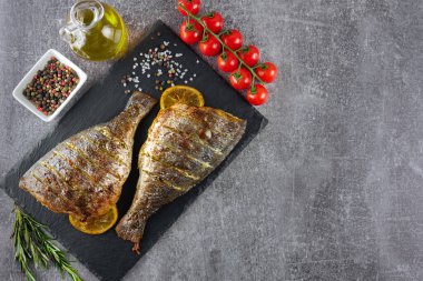 Limonlu ve baharatlı ızgara balık.