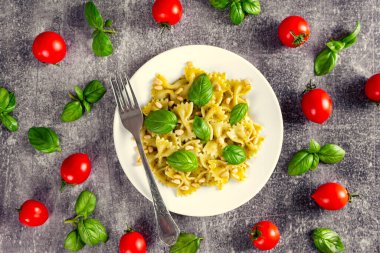 Taze pesto soslu makarna ve yemek malzemeleri.