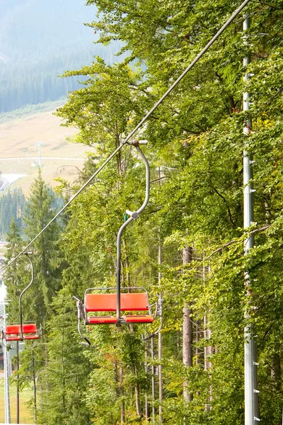 Elevador de cadeiras na floresta — Fotografia de Stock