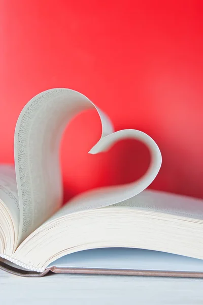 Forma di cuore con pagine di libro — Foto Stock