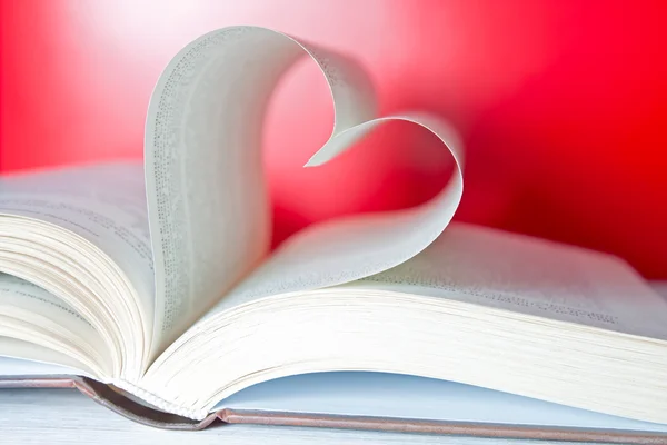 Forme de coeur avec des pages de livre — Photo
