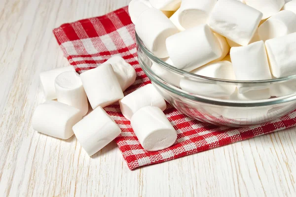 Marshmallow op een plaat — Stockfoto