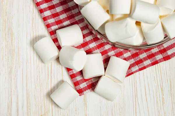 Marshmallow op een plaat — Stockfoto