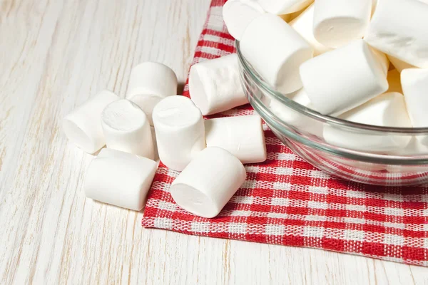 Marshmallow op een plaat — Stockfoto