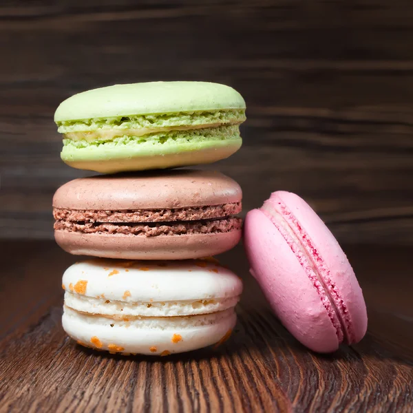 Masanın üstüne yığılmış lezzetli renkli Fransızca macaroons.
