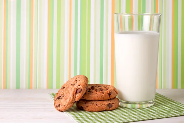 Galletas sabrosas y vaso de leche —  Fotos de Stock