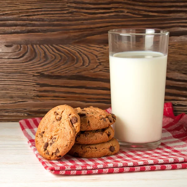 Vaso de leche y sabrosas galletas —  Fotos de Stock