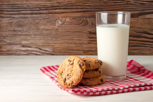 Sklenici mléka a chutné cookies — Stock fotografie