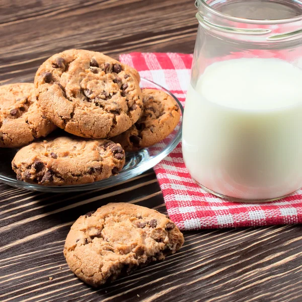 Jar of milk and tasty cookies — Stock Photo, Image