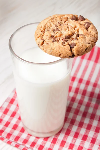 Csokoládé cookie-k és a pohár tej — Stock Fotó