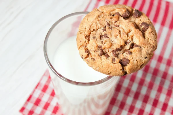 Čokoládové cookies a sklenice mléka — Stock fotografie