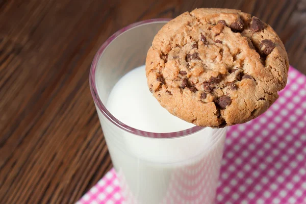 Vaso de leche y sabrosas galletas —  Fotos de Stock
