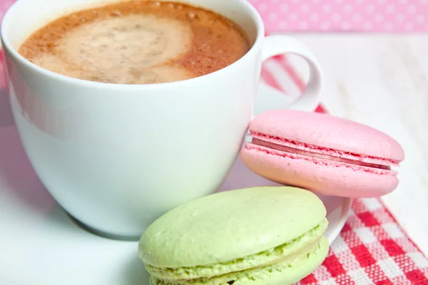 Macarons en een kop koffie — Stockfoto