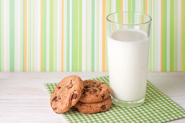 Biscotti saporiti e vetro di latte — Foto Stock