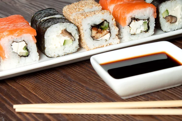 Sushi assortiment op witte schotel — Stockfoto