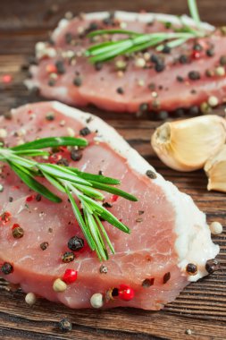 Çiğ et biftek bir koyu ahşap tablo.