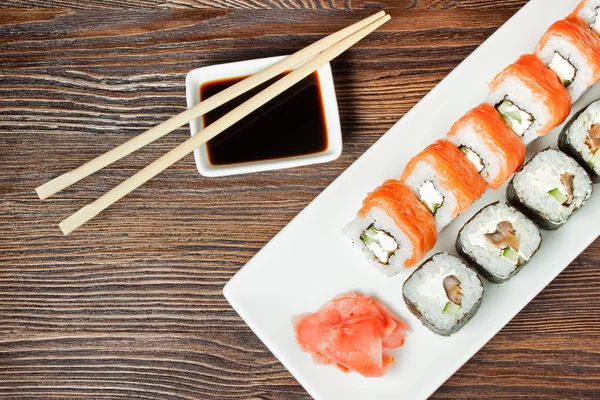 Sushi assortiment op witte schotel — Stockfoto