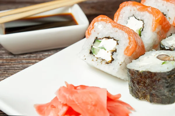 Sushi assortiment op witte schotel — Stockfoto