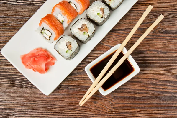 Sushi assortiment op witte schotel — Stockfoto