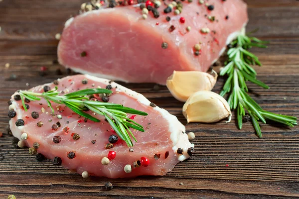 Çiğ et biftek bir koyu ahşap tablo.