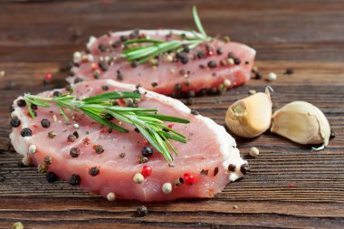 Çiğ et biftek bir koyu ahşap tablo.