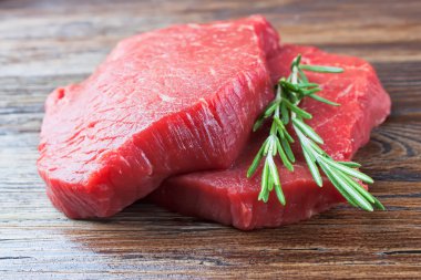 rosemary ile ham sığır eti biftek