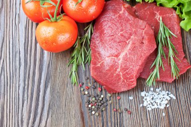 Sebze ve baharatlı çiğ biftek.