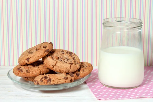 Tarro de leche y sabrosas galletas —  Fotos de Stock