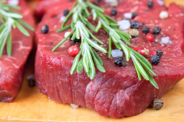 Filete de res crudo con especias —  Fotos de Stock