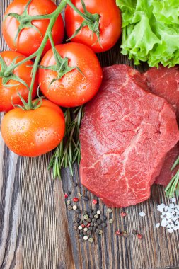 Sebze ve baharatlı çiğ biftek. 