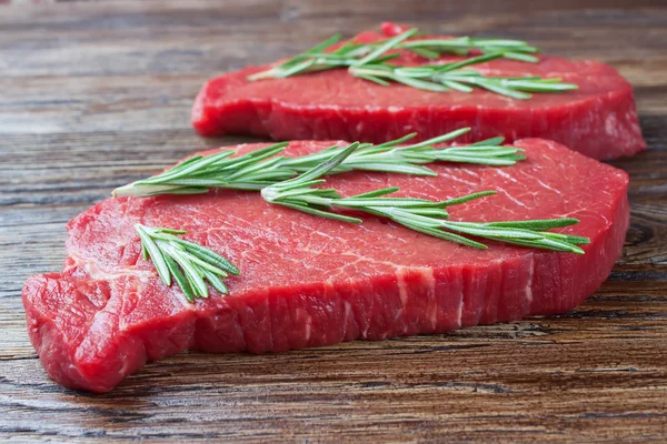 Syrové hovězí steak s rozmarýnem — Stock fotografie
