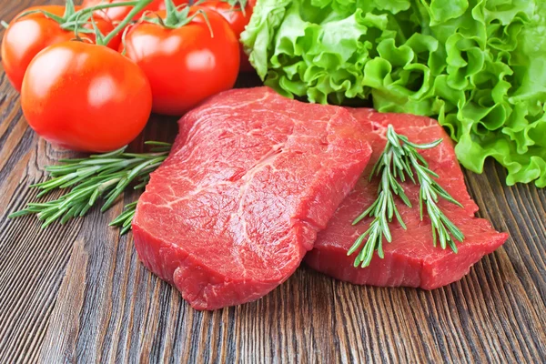 Surowy stek wołowy z warzywami i przyprawami — Zdjęcie stockowe