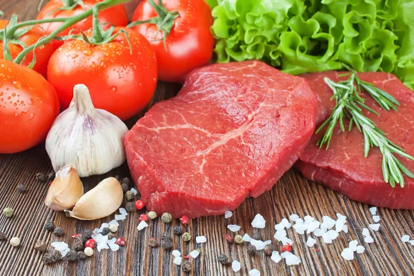 Bife cru com legumes e especiarias — Fotografia de Stock