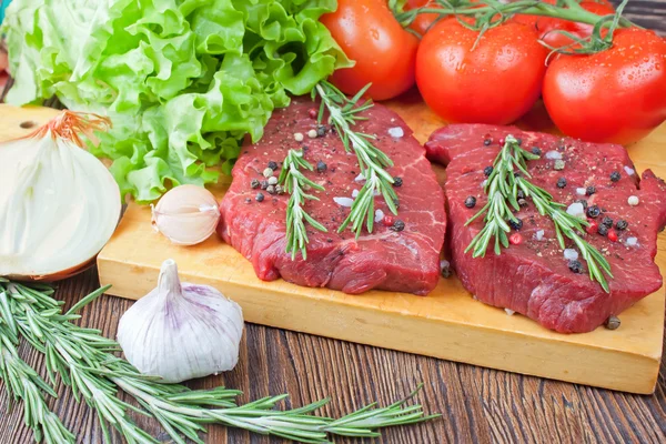 Hovězí steak se zeleninou a kořením — Stock fotografie