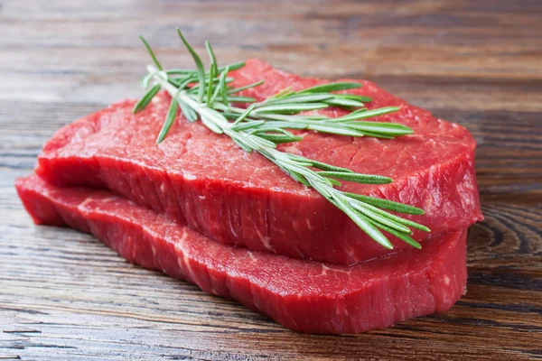 Syrové hovězí steak s rozmarýnem — Stock fotografie
