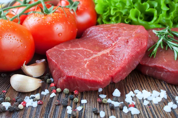 Carne de res cruda con verduras y especias — Foto de Stock