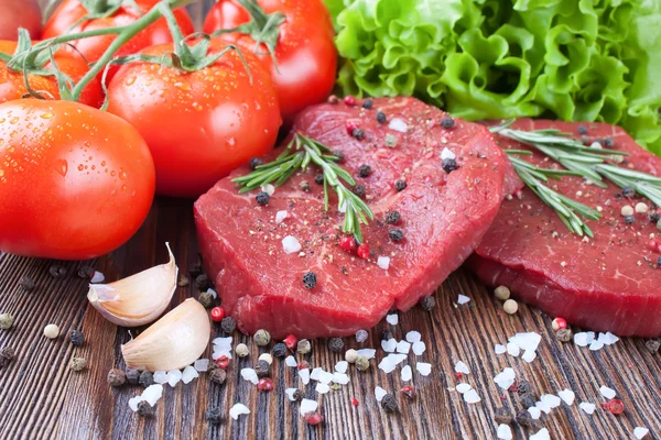 Hovězí steak se zeleninou a kořením — Stock fotografie