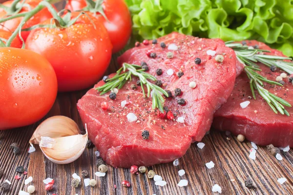 Bife cru com legumes e especiarias — Fotografia de Stock