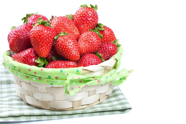Kurv med jordbær på hvit bakgrunn – stockfoto