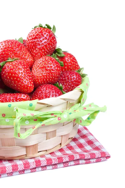 Panier de fraise sur fond blanc — Photo