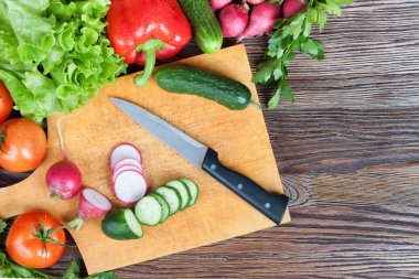 sebzeler ahşap arka planda