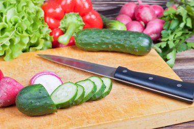 sebzeler ahşap arka planda