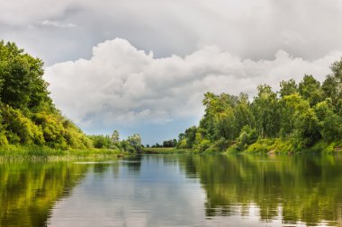 Yaz nehri manzarası