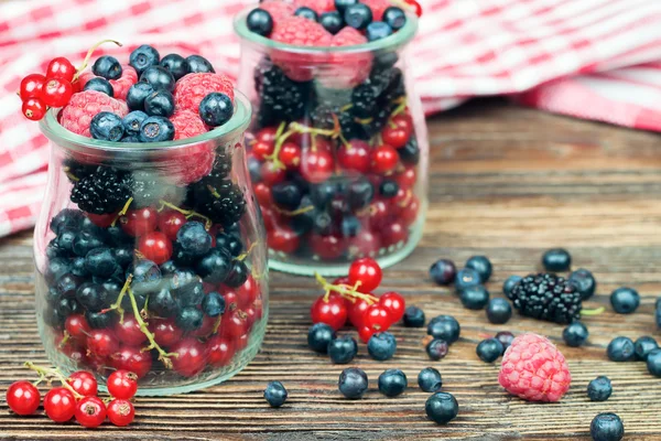 bir cam içinde karışık meyveli