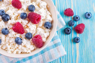 süzme peynir çilek ile