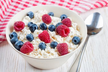 süzme peynir çilek ile