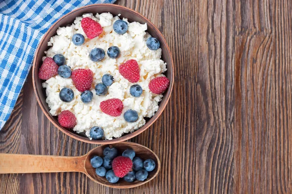 süzme peynir çilek ile